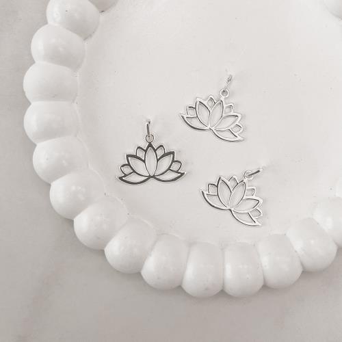 Pingente flor de lótus vazada 24mm