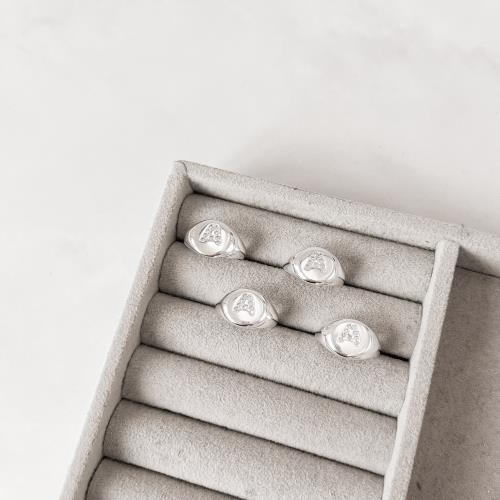 Anel letra A cravejada dedinho