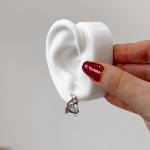 Argola oval assimétrica 21mm tarraxa