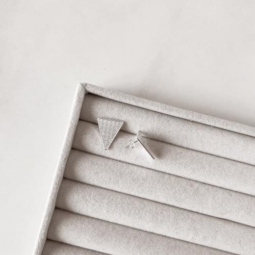 Brinco triângulo invertido desenhado 17mm