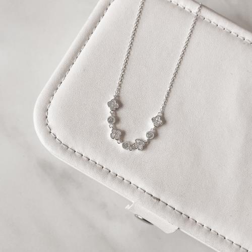 Colar entremeios trevo cravejado e zircônia corrente cadeado 40+5cm