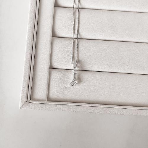 Colar pingente punho cerrado 13mm elo cravejado 45cm