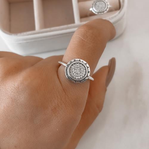 Anel círculo cravejado com escrito envelhecido