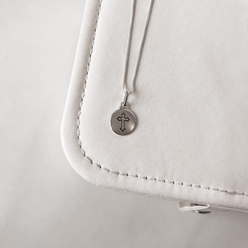 Colar pingente medalha cruz resina 45cm