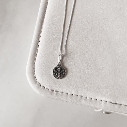 Colar pingente medalha rosa dos ventos 45cm