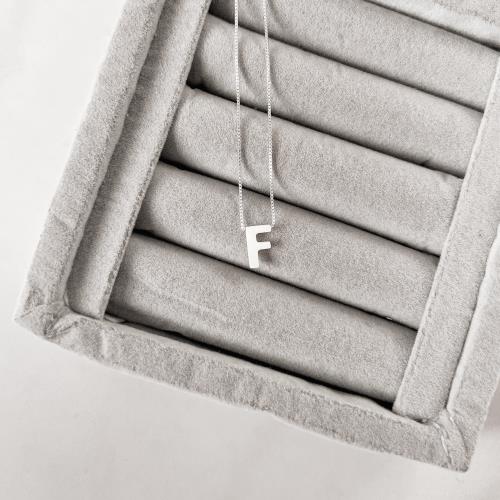 Colar madrepérola letra F 45cm