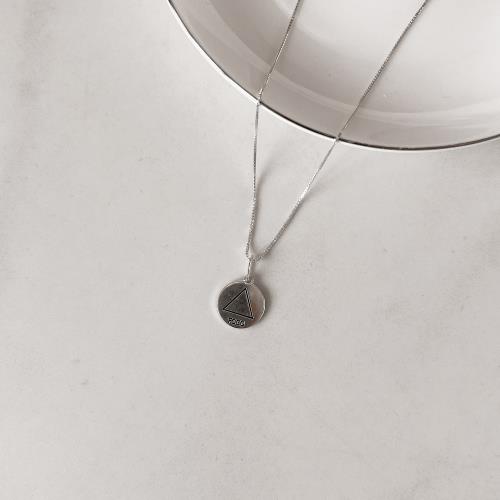 Colar pingente medalha elemento fogo resina 12mm 45cm