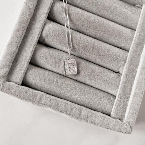 Colar pingente placa letra P 12mm 45cm