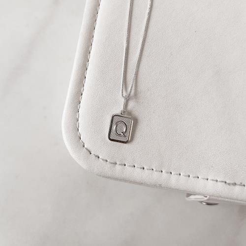 Colar pingente placa letra Q 12mm 45cm