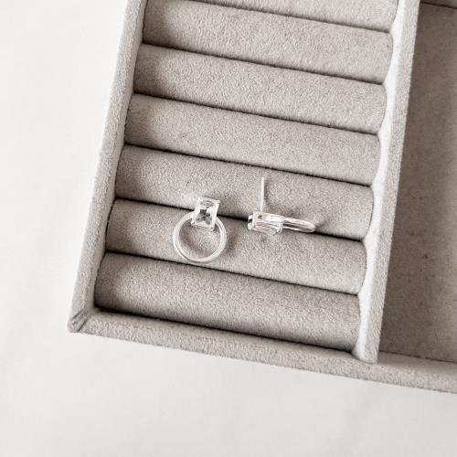 Brinco zircônia retangular com círculo vazado 18mm