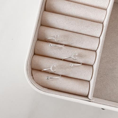 Anel letra C cravejada e zircônia regulável P