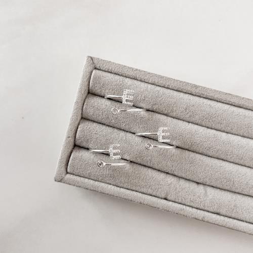 Anel letra E cravejada e zircônia regulável P