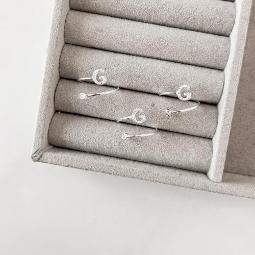 Anel letra G cravejada e zircônia regulável G