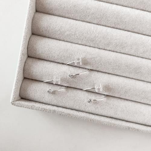 Anel letra H cravejada e zircônia regulável P