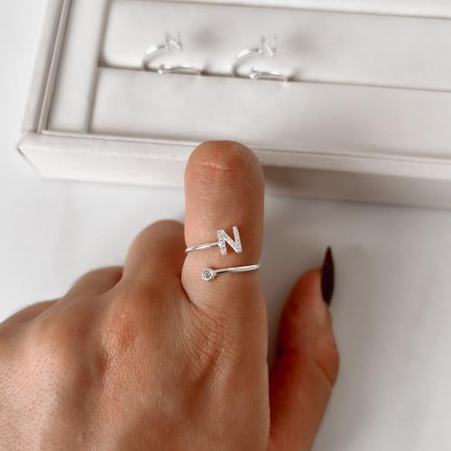 Anel letra N cravejada e zircônia regulável P