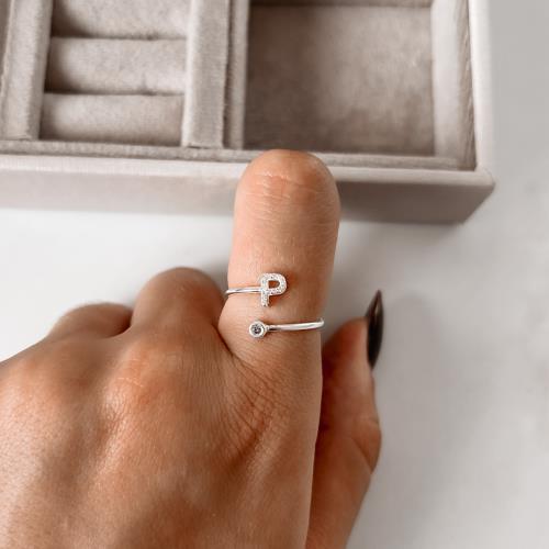 Anel letra P cravejada e zircônia regulável P