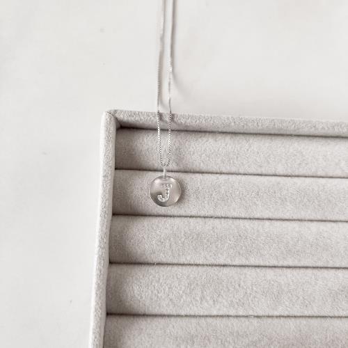 Colar pingente medalha letra J cravejada 15mm 45cm