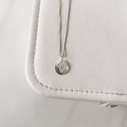 Colar pingente medalha letra V cravejada 15mm 45cm