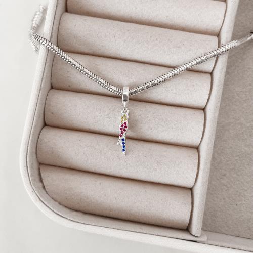 Berloque pingente arara cravejada colorida 15mm