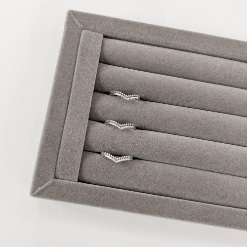 Anel V desenhado envelhecido