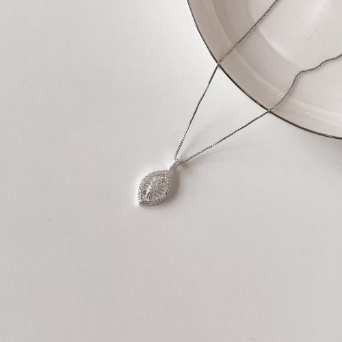 Colar pingente folha cravejada 16mm 45cm