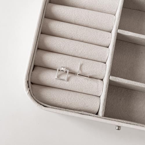 Brinco quadrado com quadrado vazado 11mm