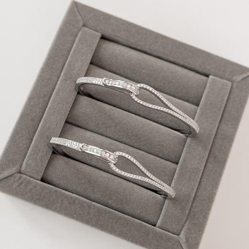 Bracelete fios cravejados entrelaçados com fecho lateral ródio