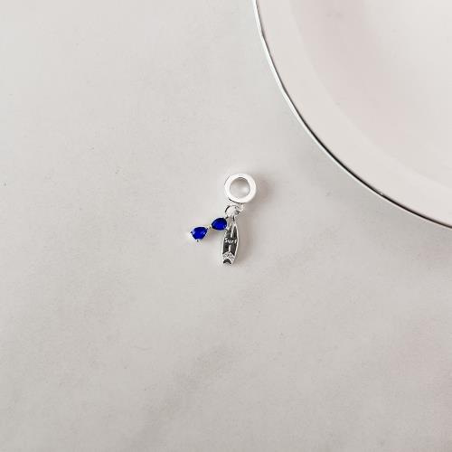 Berloque pingentes óculos e prancha de surf cravejados