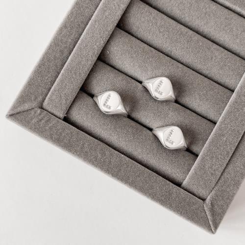 Anel oval letra L cravejada regulável P