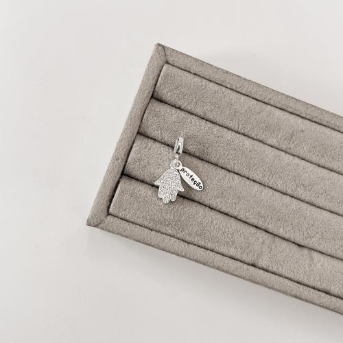 Berloque pingente mão cravejada com placa escrito proteção