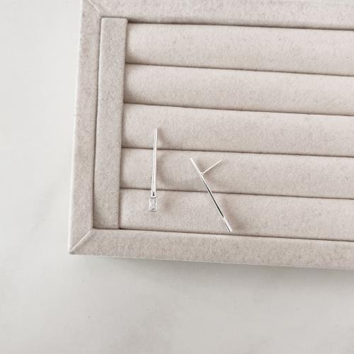 Brinco bastão com zircônia retangular 35mm