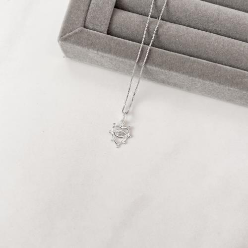 Colar pingente coração vazado detalhe bolinhas e olho 13mm 45cm