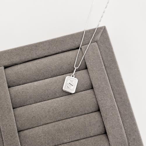 Colar pingente placa letra S 12mm 45cm