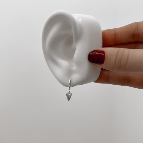 Argola 12mm pingente coração alongado riscado 8mm tarraxa