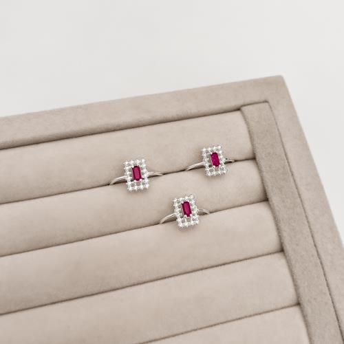 Anel zircônia retangular rubi com cravejado