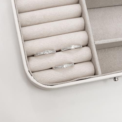 Anel meia aliança embutida com solitário 