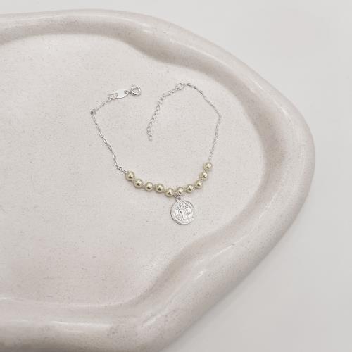 Pulseira entremeio pérolas com pingente medalha São Bento 11mm