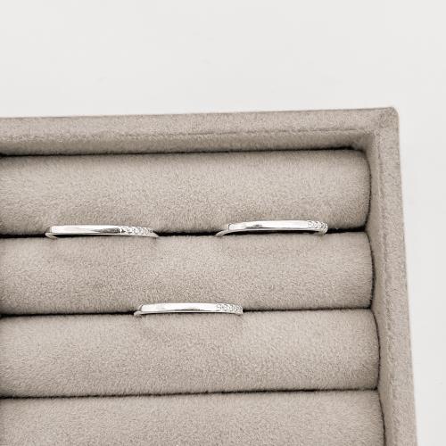 Anel quadrado com detalhe cravejado