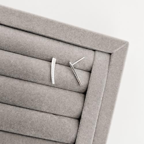 Brinco palito curvado cravejado 18mm