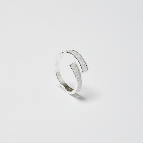 Anel aberto cravejado de zircônias retangulares