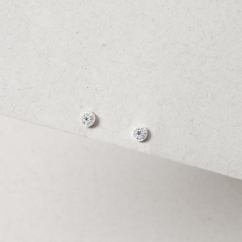 Brinco infantil círculo cravejado detalhe zircônia azul 4mm tarraxa baby