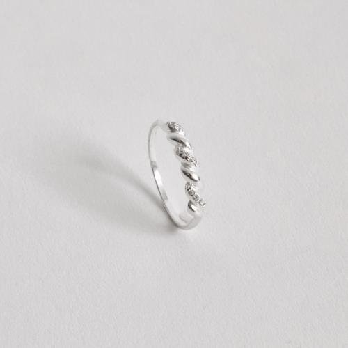 Anel torcido com zircônias 