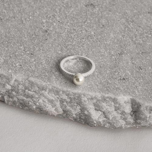 Anel todo cravejado com pérola