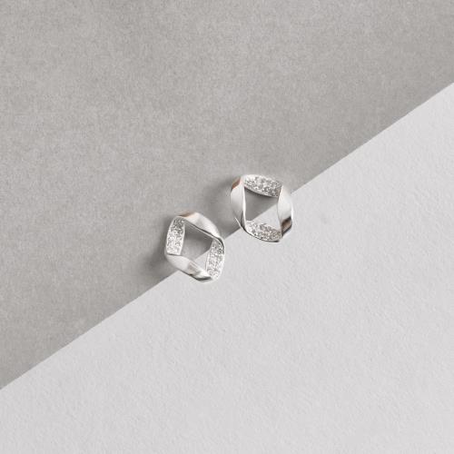 Brinco oval vazado com interior cravejado 13mm