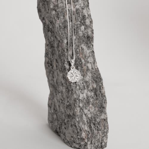 Colar pingente flor cravejada 10mm 45cm