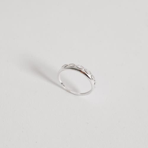 Anel cravejado de zircônias navetes