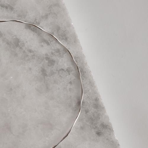 Colar aro torcido leve com alongadora e fecho