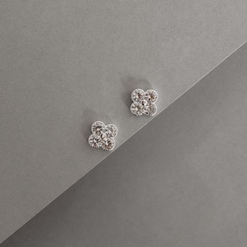 Brinco trevo com zircônias 9mm