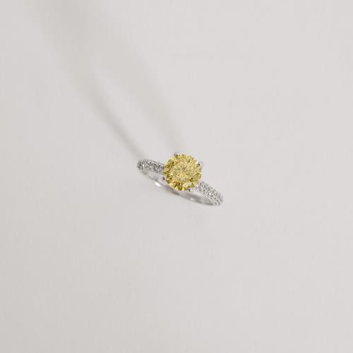 Anel solitário moissanite Yellow Fancy 7.5mm com cravejado ródio