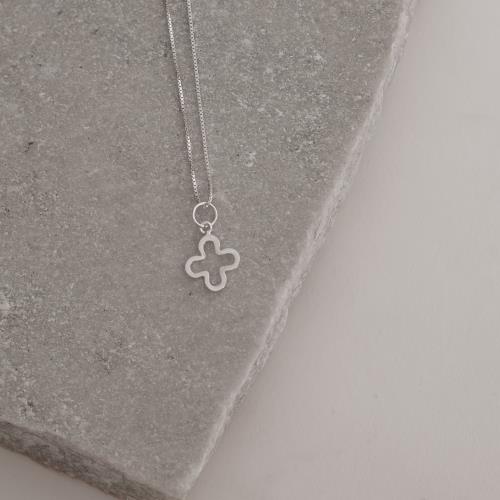 Colar pingente trevo vazado 11mm 45cm